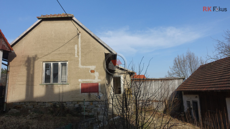 Dům u rybníka se zahradou a stodolou – ideální k rekonstrukci i jako chalupa