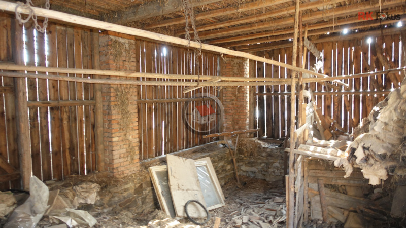 Dům u rybníka se zahradou a stodolou – ideální k rekonstrukci i jako chalupa